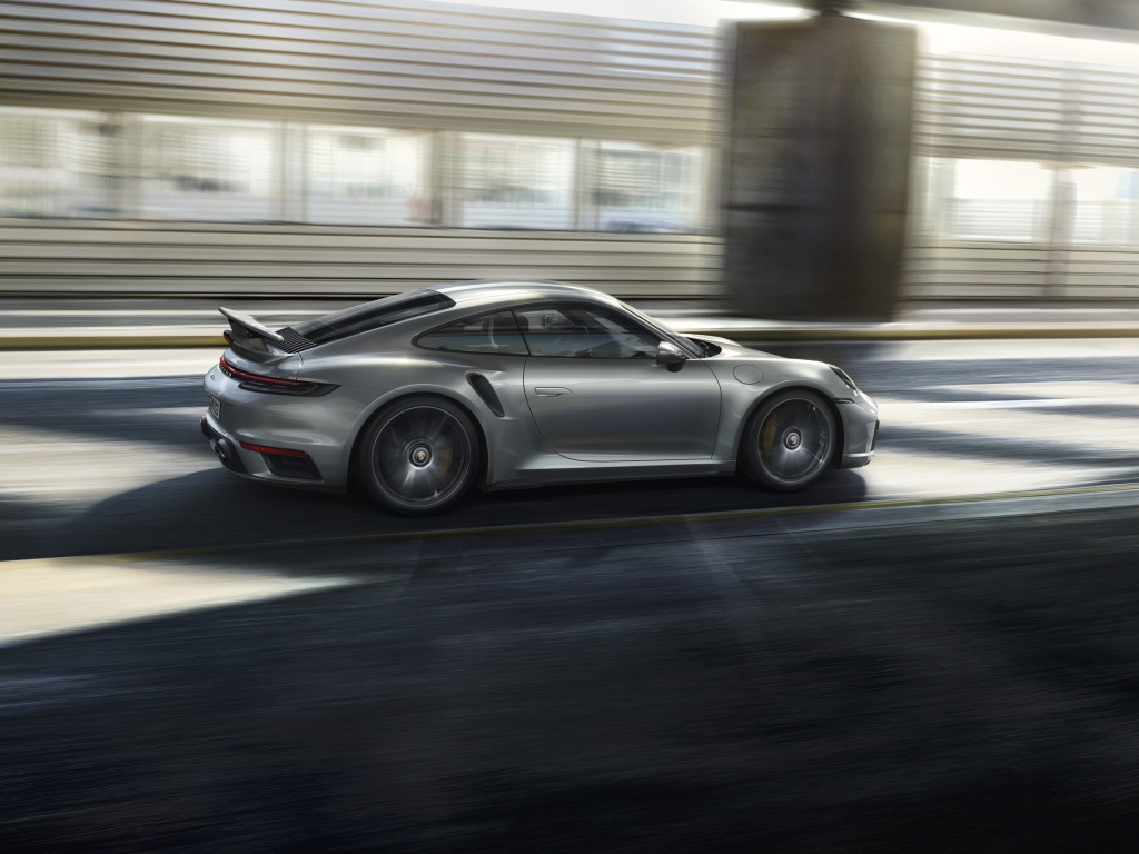 Серебристый автомобиль Porsche 911 Turbo S 2020 года на трассе 
