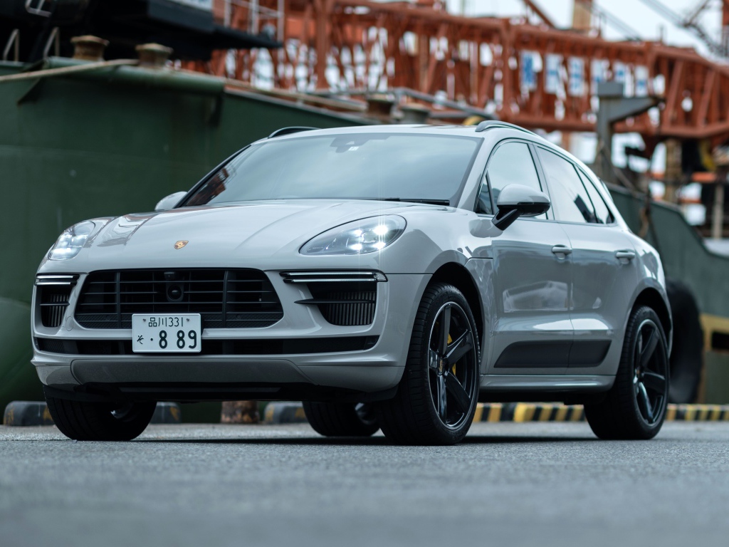 Серебристый Porsche Macan Turbo 2020 года в порту 