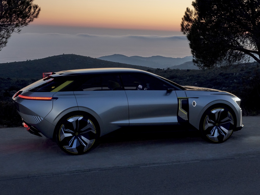 Внедорожник Renault Morphoz 2020 года на фоне заката