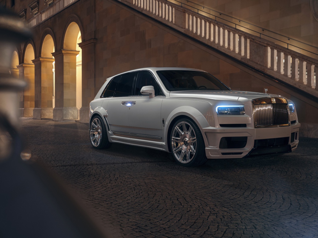 Белый автомобиль  Rolls-Royce Cullinan 2020 года у лестницы