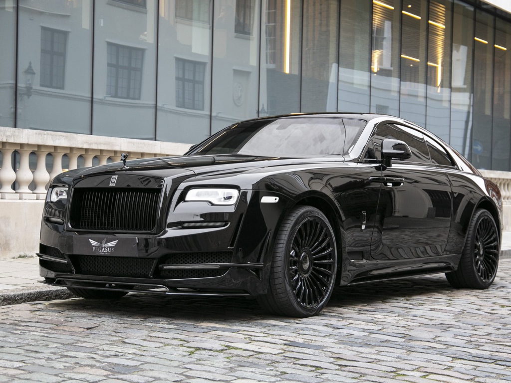 Черный автомобиль Rolls-Royce Wraith у здания 
