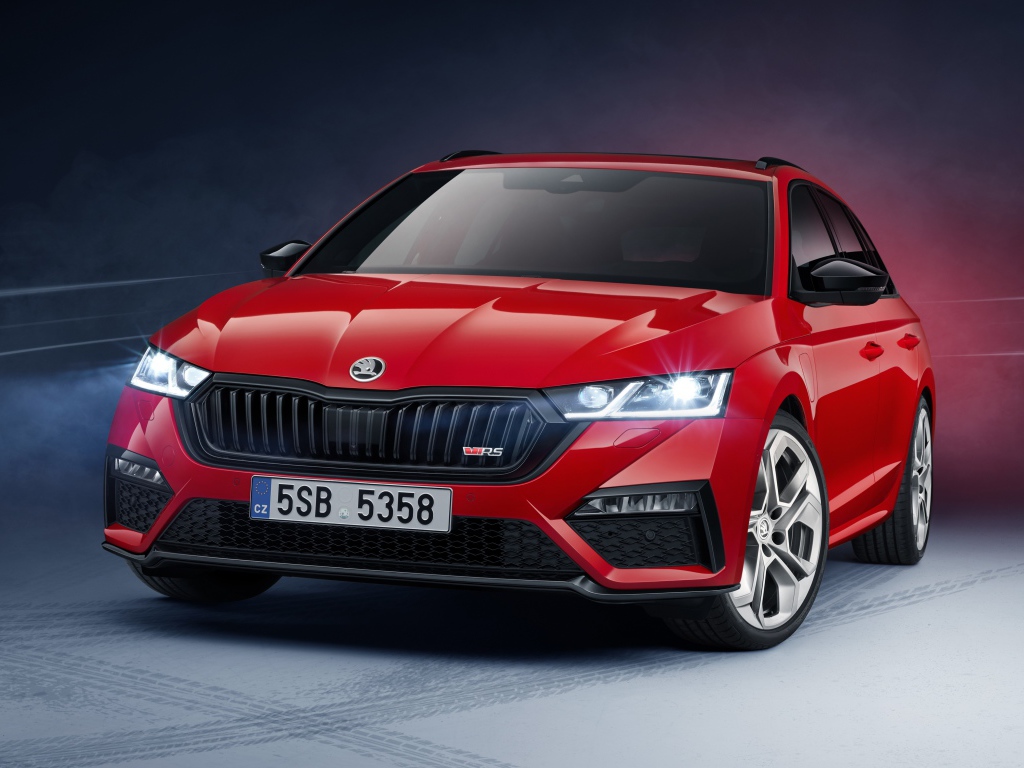 Красный автомобиль Skoda Octavia RS IV Combi 2020 года 
