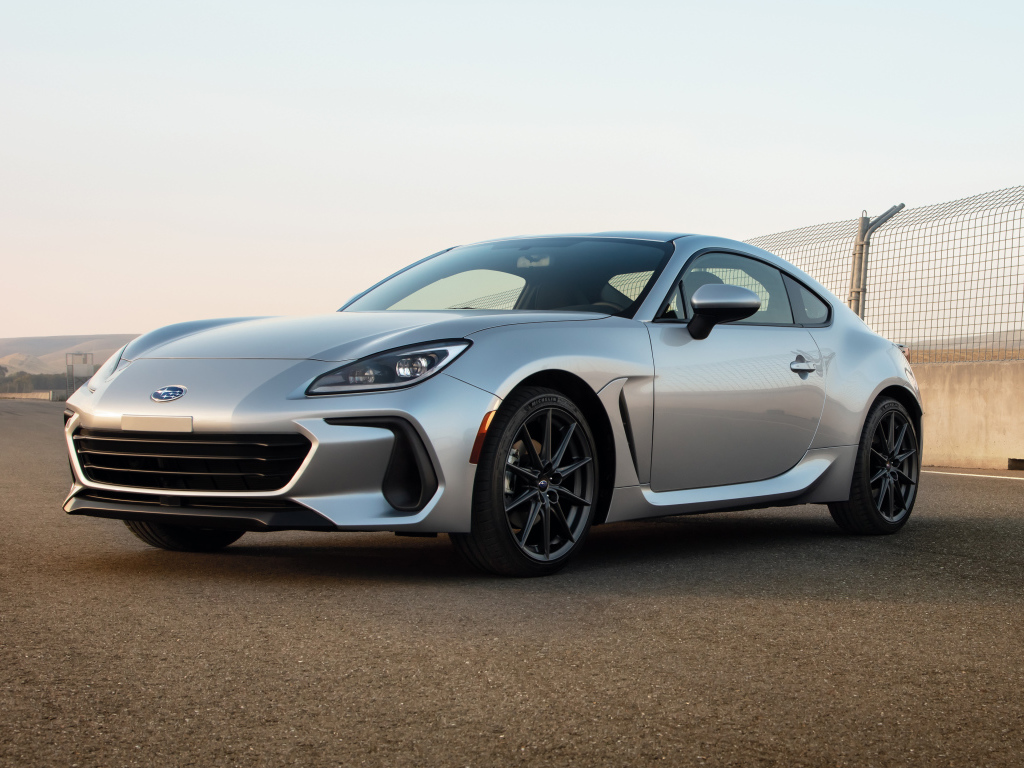 Серебристый автомобиль Subaru BRZ 2022 года