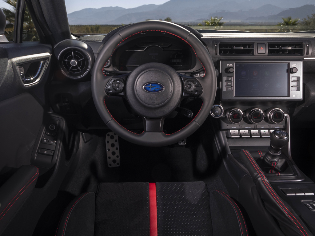 Салон автомобиля subaru brz 2022 года