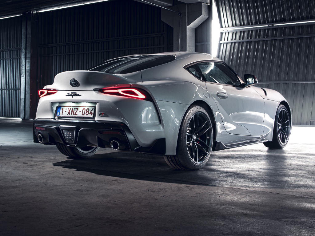Белый автомобиль Toyota GR Supra 2 Fuji Speedway Edition 2020 года вид сзади 
