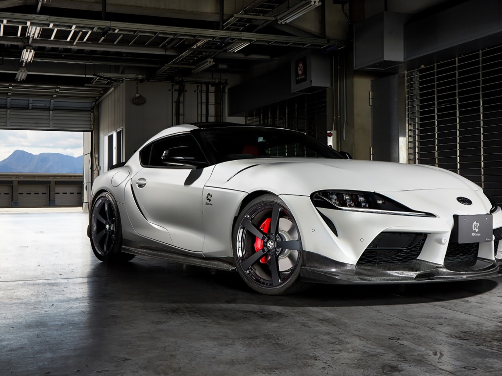 Белый автомобиль  Toyota GR Supra 2020 года в гараже