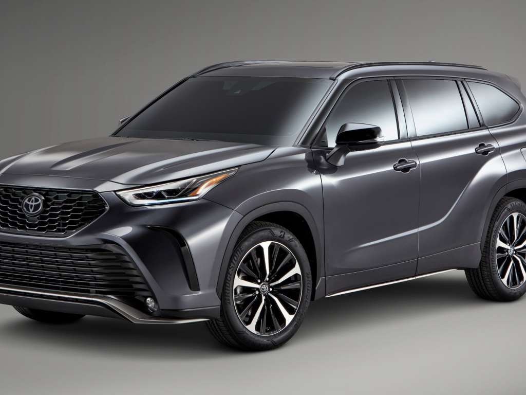 Серый внедорожник Тайота на сером фоне, 2021 года