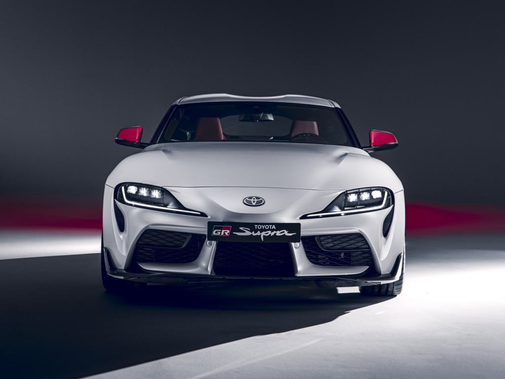 Белый автомобиль Toyota GR Supra 2L 2020 года вид спереди
