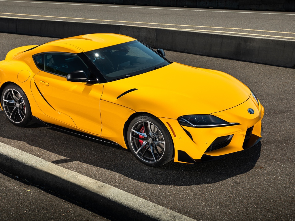 Желтый автомобиль  Toyota GR Supra, 2021 года 