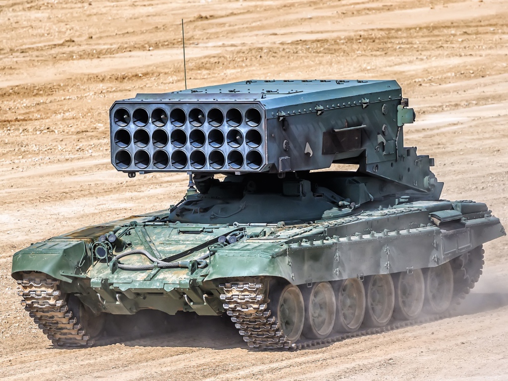 Российская боевая машина BM-1 TOS-1A на песке 