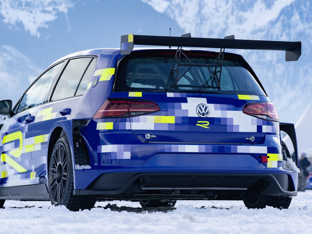 Спортивный автомобиль Volkswagen ER1 Concept 2020 года в горах 