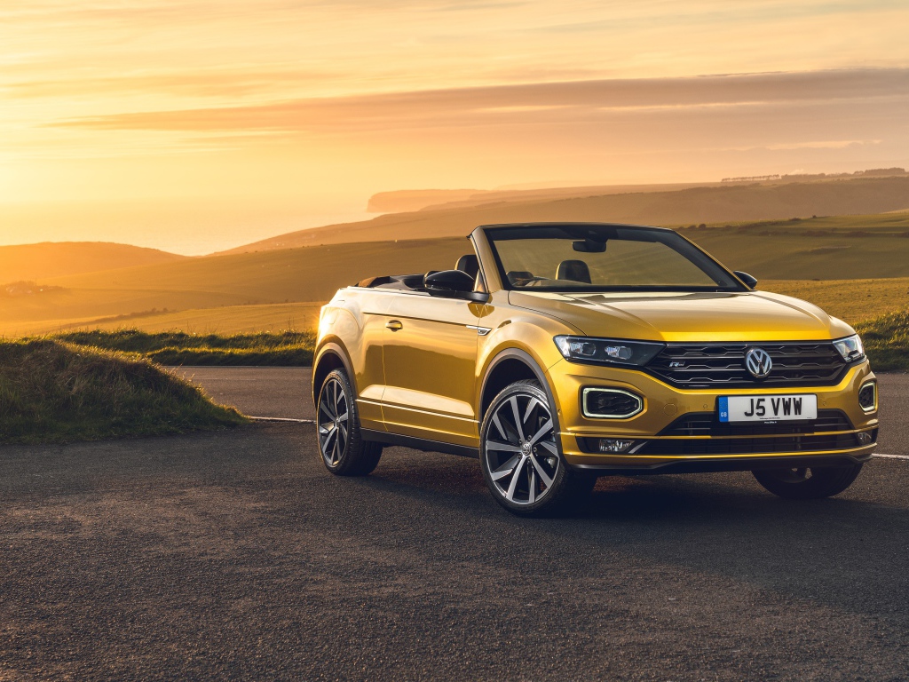 Автомобиль Volkswagen T-Roc Cabriolet R-Line 2020 года на фоне заката