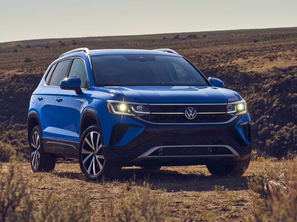 Синий автомобиль  Volkswagen Taos, 2022 года на поле 