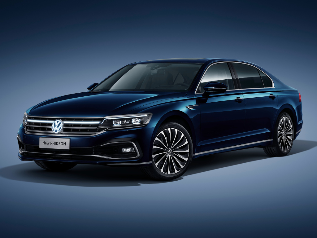 Стильный автомобиль Volkswagen Phideon 2021 года на сером фоне