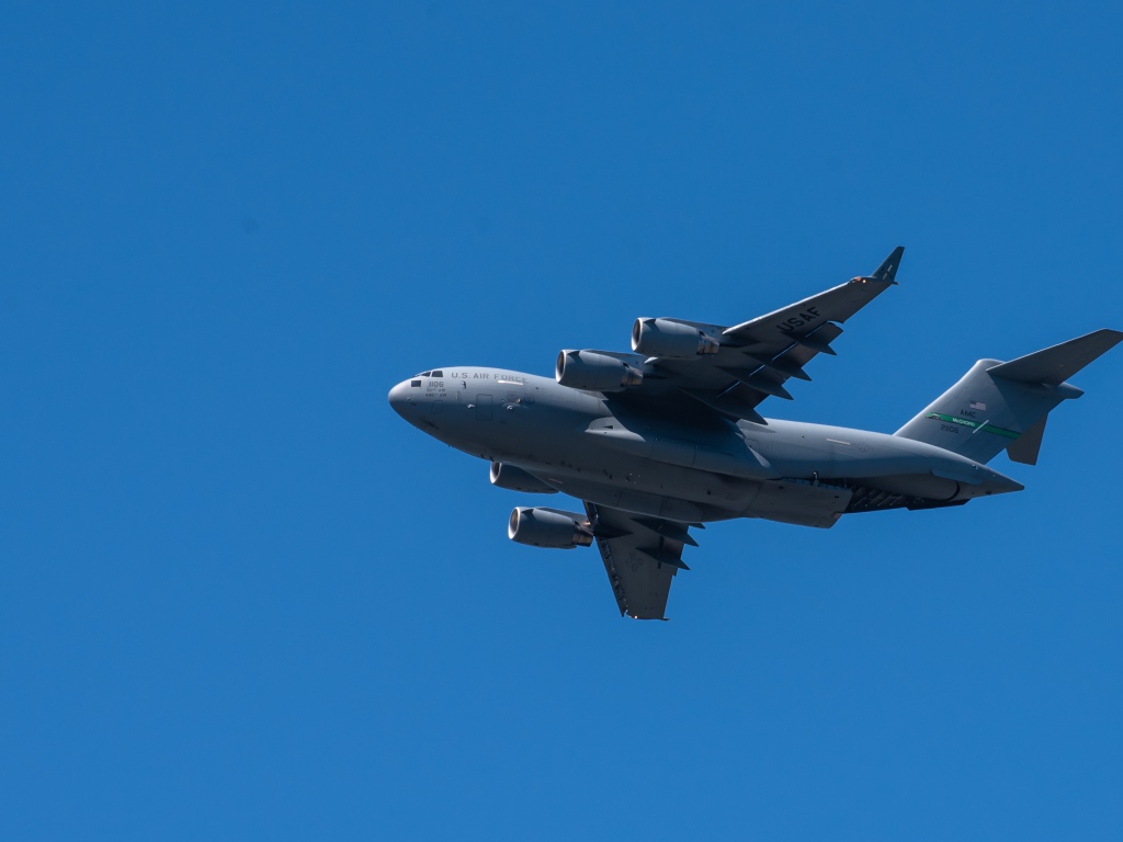 Большой Boeing C-17 Globemaster III в голубом небе 