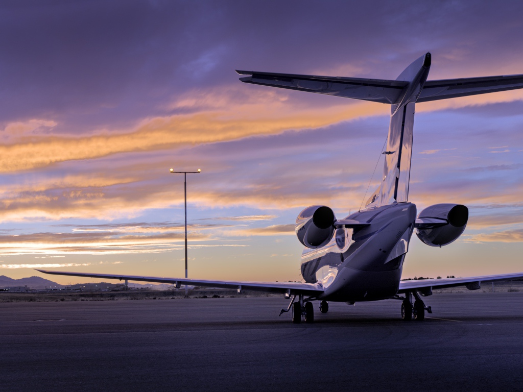 Большой самолет стоит на взлетной полосе  вид сзади