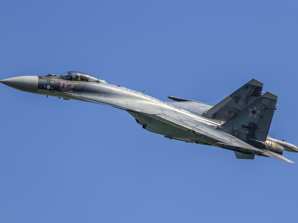 Полет российского истребителя Су-35 в небе 