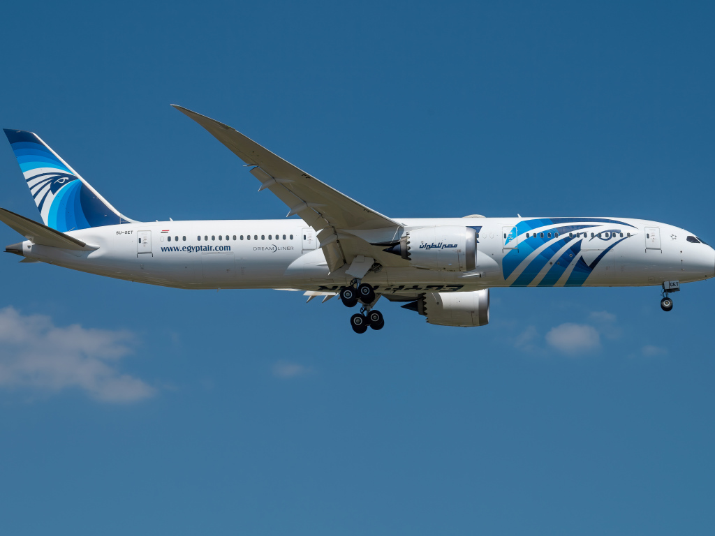 Большой пассажирский самолет взлетает в голубом небе