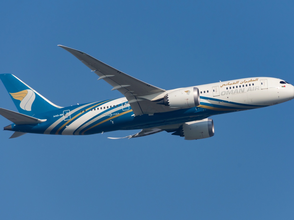 Пассажирский  Boeing 787-8 авиакомпании Oman Air в голубом небе
