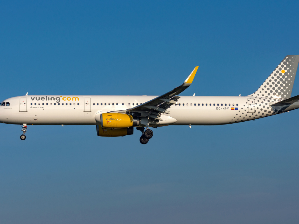 Пассажирский  Airbus A321-200S авиакомпании  Vueling в небе 