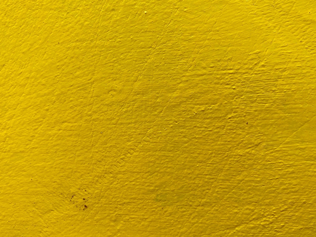 Стена окрашена в желтый цвет, фон 
