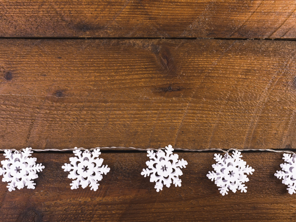 Белые снежинки на деревянном фоне