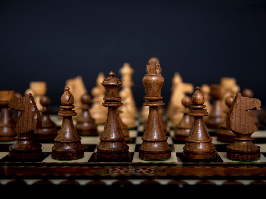 Красивые деревянные шахматы на доске 