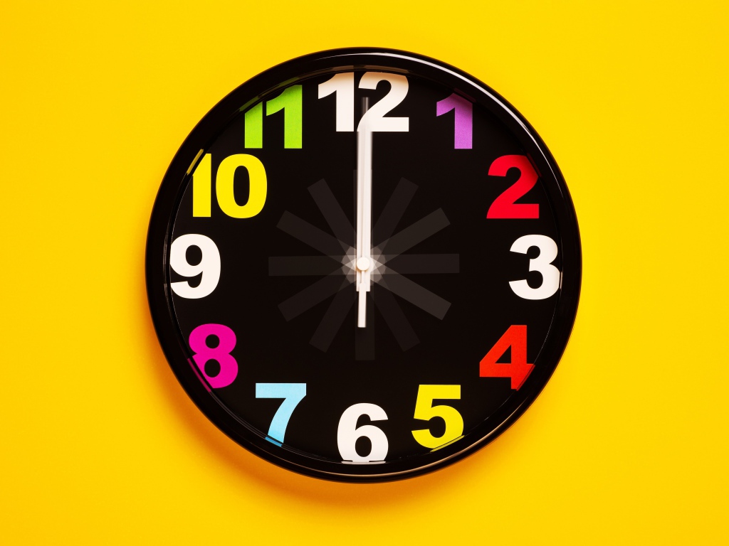 Черные часы на желтом фоне