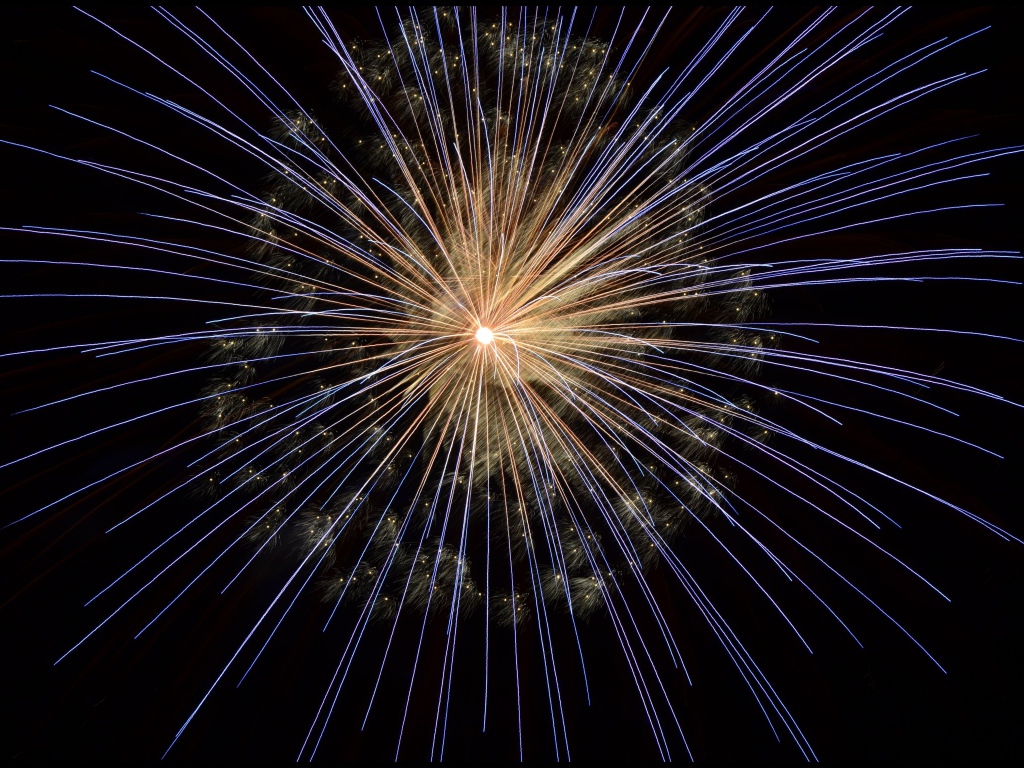 Яркие искры салюта в ночном небе 