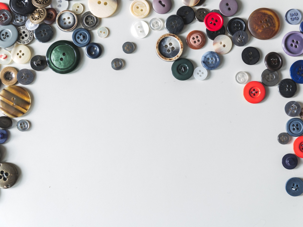 Разные пуговицы на сером фоне