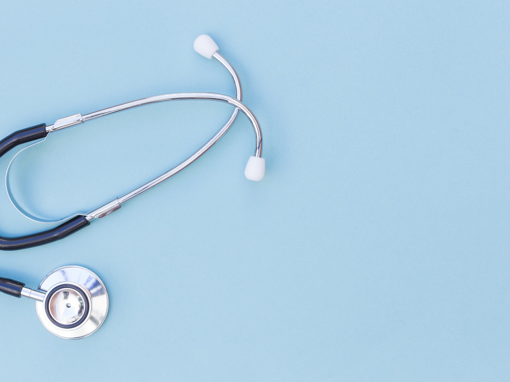 Фонендоскоп врача на голубом фоне