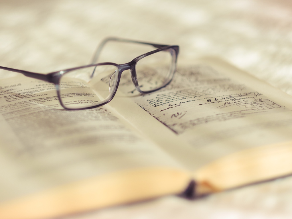 Очки для зрения лежат на книге