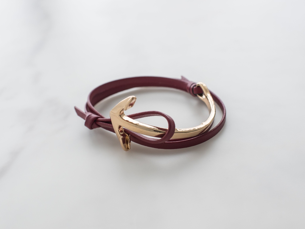 Кожаный браслет на руку на сером фоне