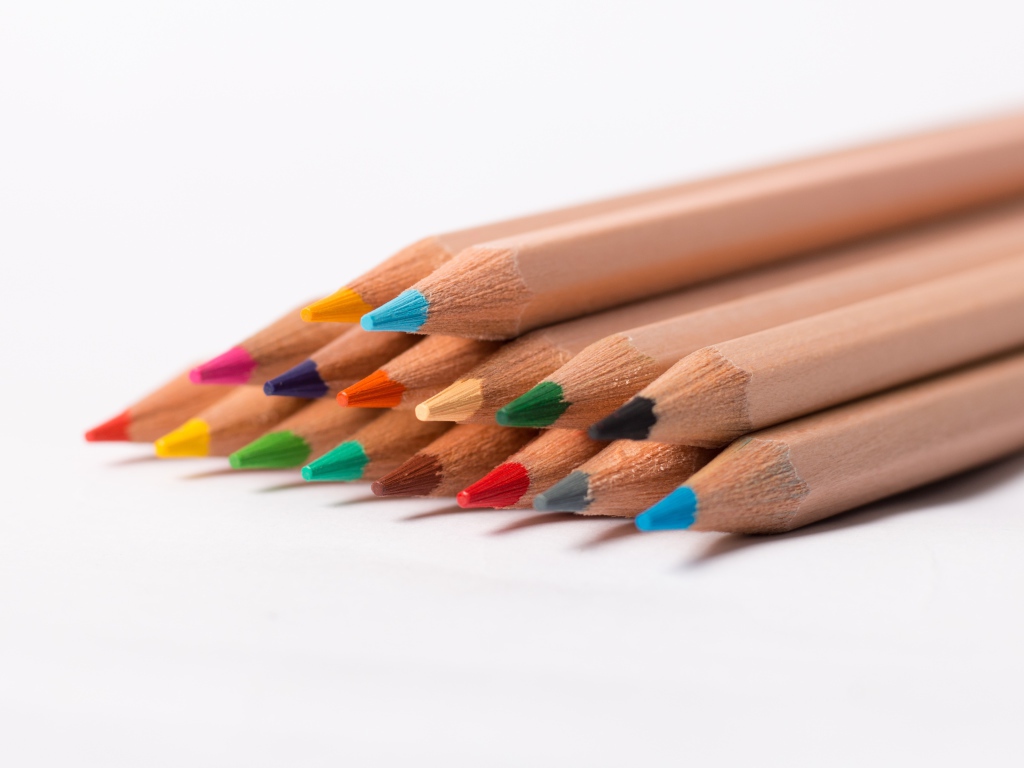 Разноцветные карандаши на белом фоне