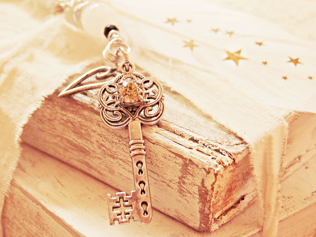 Старые книги с ключом на столе