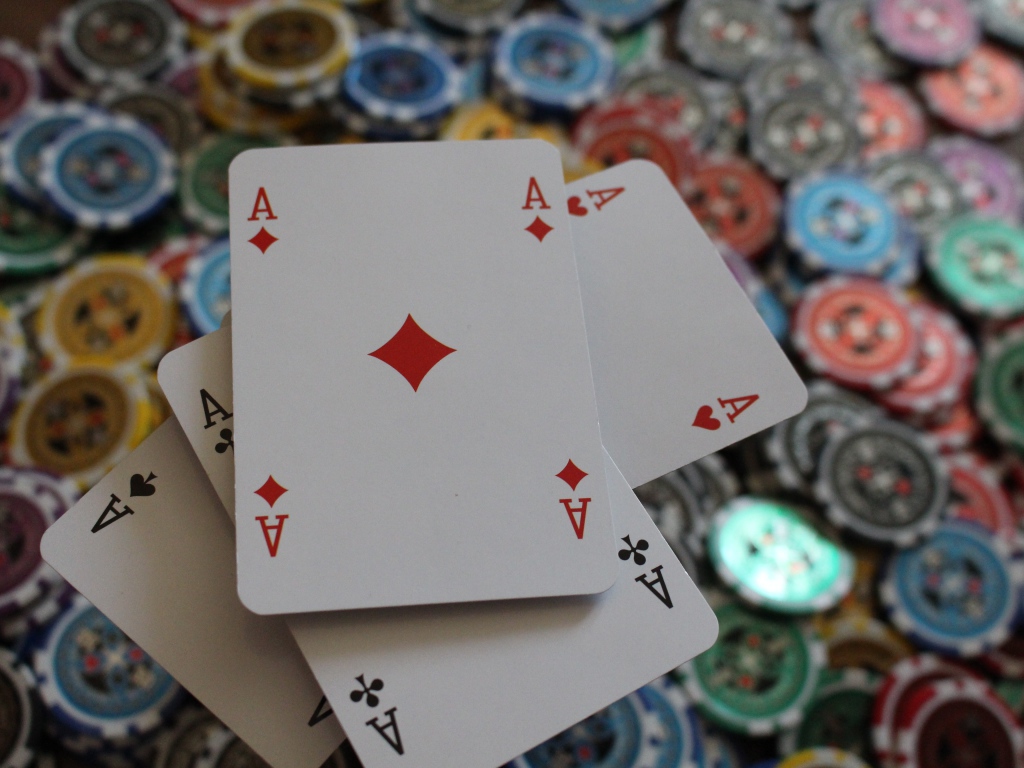 Карты и фишки для игры в покер 