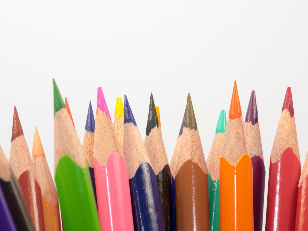 Острые разноцветные карандаши для рисования на белом фоне