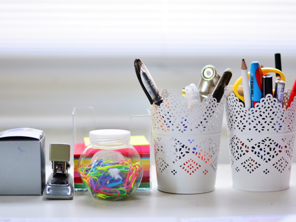 Канцелярские предметы на столе в офисе