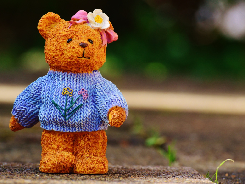 Фигурка медвежонка на земле 