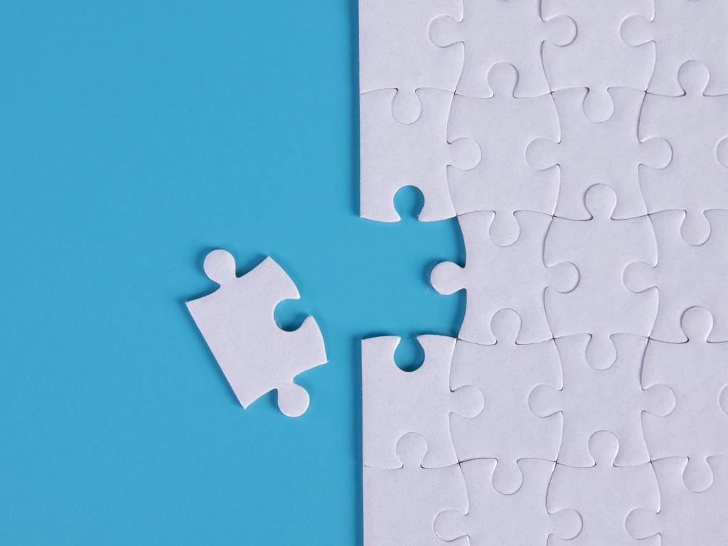 Белый пазл на голубом фоне