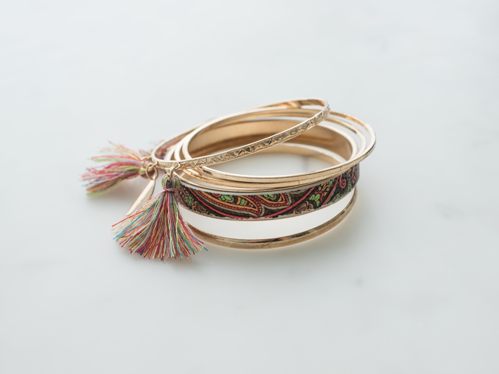 Браслеты на руку на сером фоне