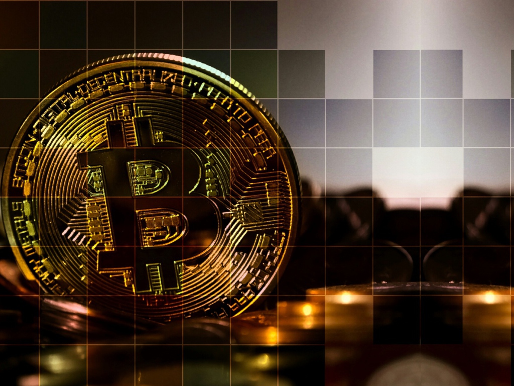Монеты биткоин на фоне в клетку 