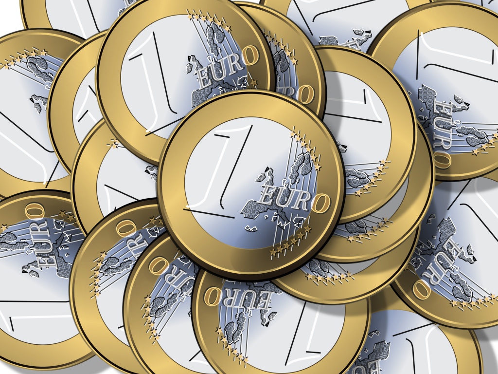 Много монет в один евро крупным планом 