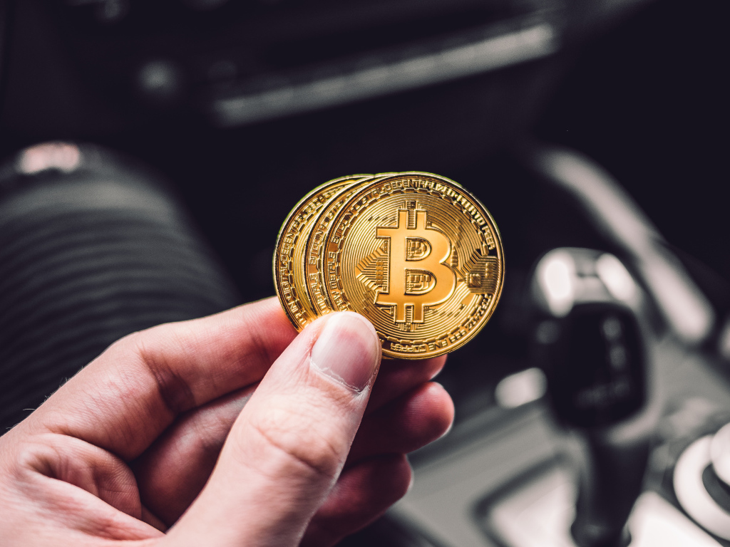 Две монеты биткоин в руке 