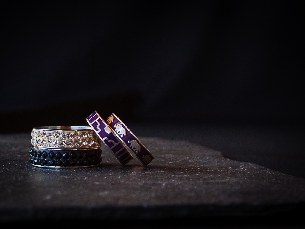 Драгоценные кольца на черном фоне 