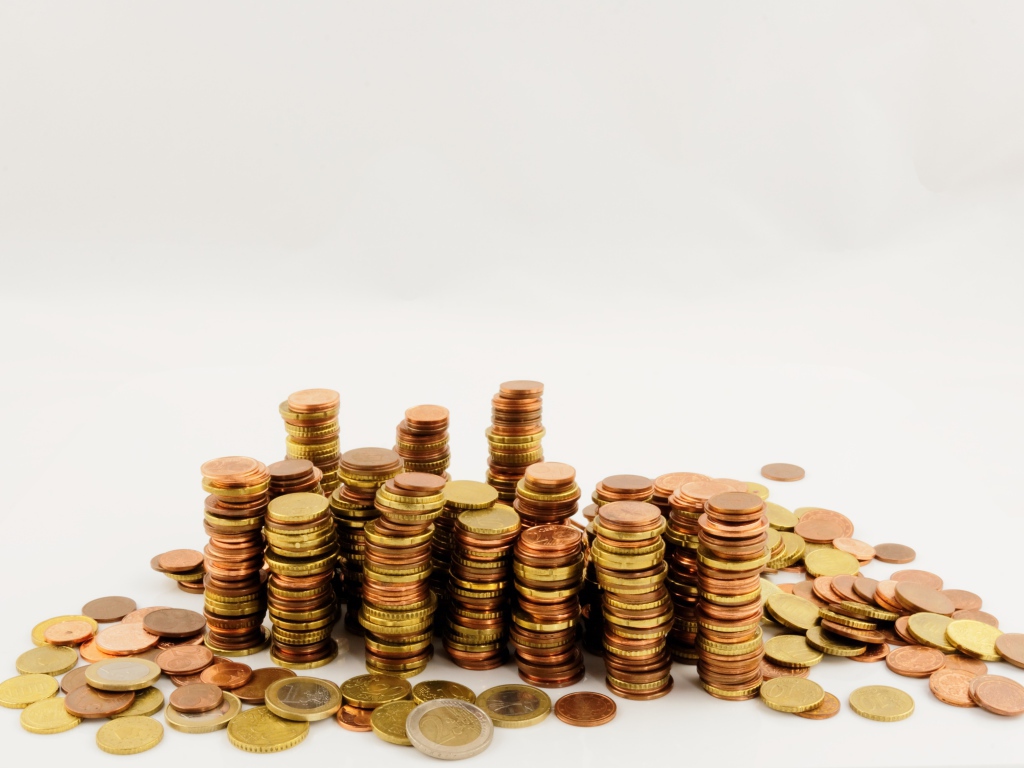 Много монет евро на белом фоне 