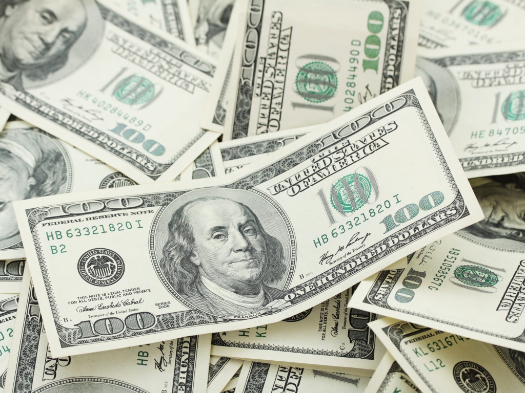 Много купюр по сто долларов крупным планом