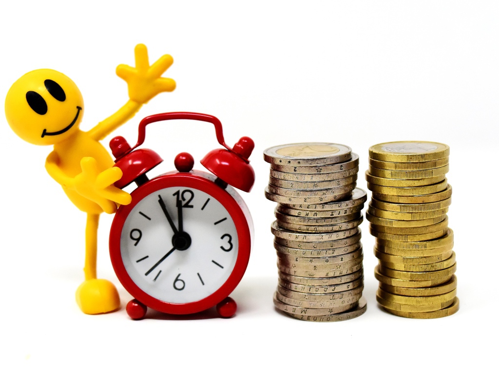 Желтый человечек с будильником и монетами 