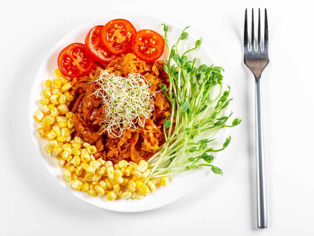 Аппетитная диетическая еда на белом фоне с вилкой