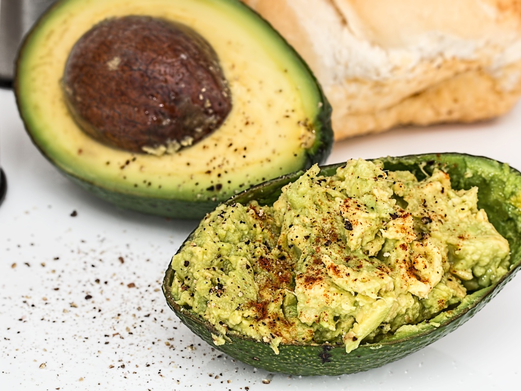 Салат в кожуре авокадо на столе 